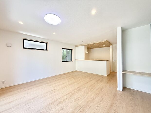 ■お子様のリビング学習やテレワークなどに利用できるスタディカウンタースペース完備♪