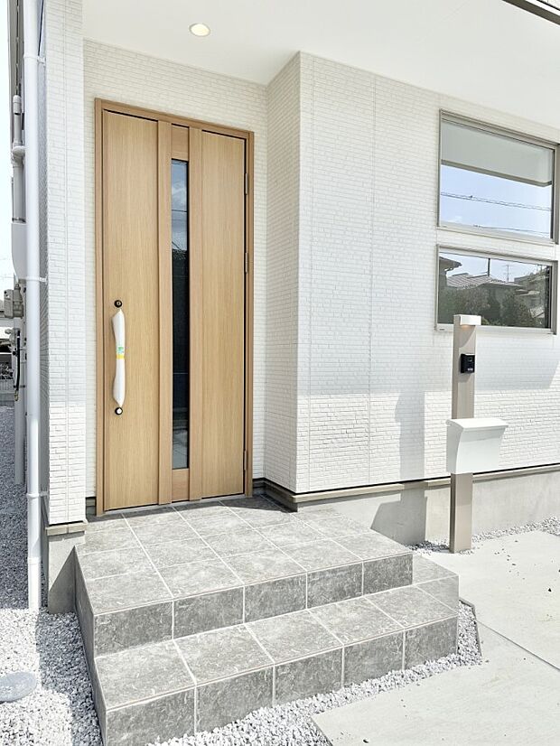 ■ シンプルで美しく、住まいの第一印象を彩る玄関です