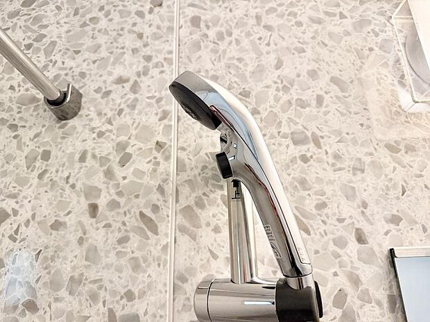 ■わざわざシャワー水栓レバーまで手を伸ばす必要がなく、簡単操作!