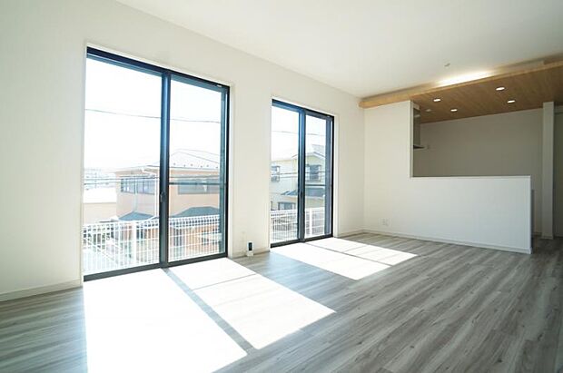 ■自然の光が差し込み、明るい空間が広がります