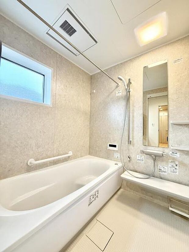 ■落ち着いた色合いの壁面、ゆっくり寛げるバスルーム