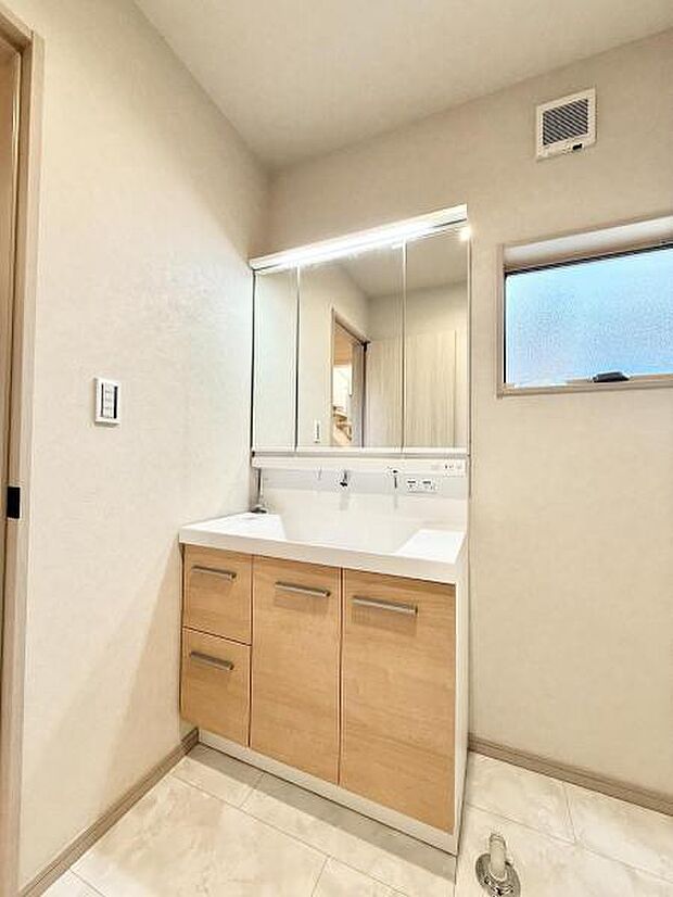 ■明るい洗面所は毎朝の歯磨きも楽しくできちゃいそうです♪