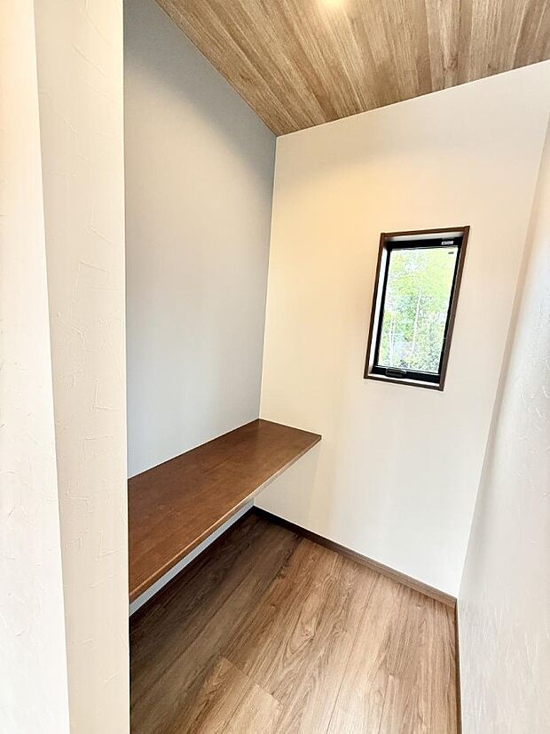 ■勉強・テレワークなど様々な用途で使えるカウンター付き  