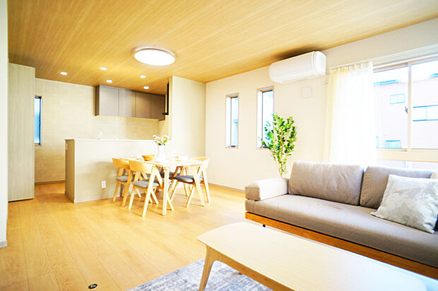 ■温かみのある照明が心地よい、くつろぎのリビング