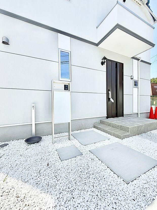 ■ シンプルで美しく、住まいの第一印象を彩る玄関です