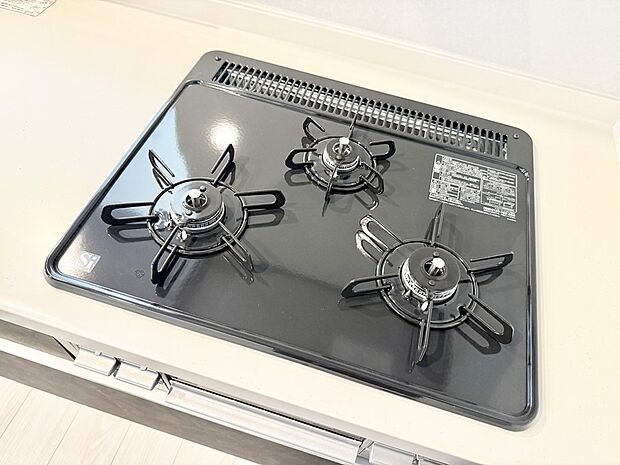 ■3口コンロのシステムキッチンで料理の手順もスムーズに