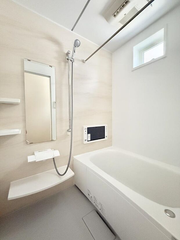 ■落ち着いた色合いの壁面、ゆっくり寛げるバスルーム