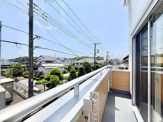 ■ 心地よい風と光を感じる、くつろぎのバルコニー