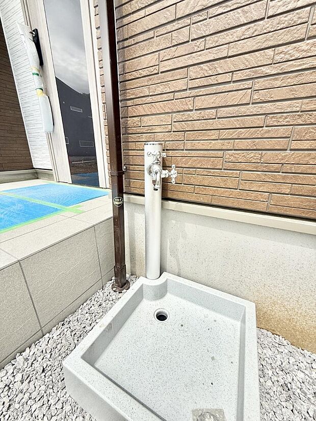 ■ガーデニングや洗車などの際に大活躍な屋外立水栓  