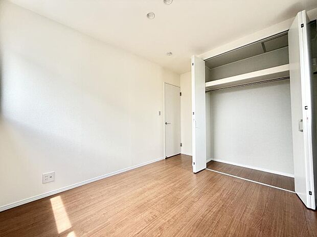 ■シンプルな空間で、収納付きベッドやデスクなど、多機能な家具を活用しやすいです