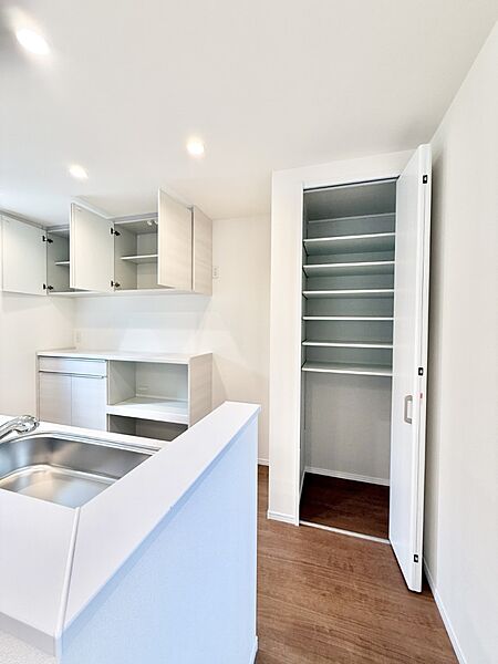 ■買いためた食材もすっきり収納できるパントリー付き