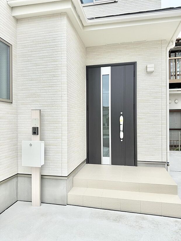 ■ シンプルで美しく、住まいの第一印象を彩る玄関です