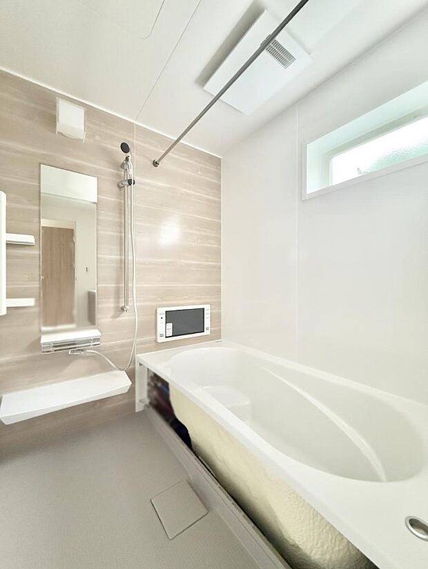 ■落ち着いた色合いの壁面、ゆっくり寛げるバスルーム