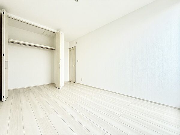 A号棟  ■大きな収納で荷物がスッキリ片付きます