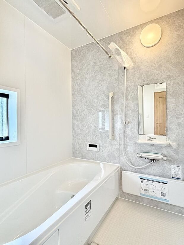 ■落ち着いた色合いの壁面、ゆっくり寛げるバスルーム