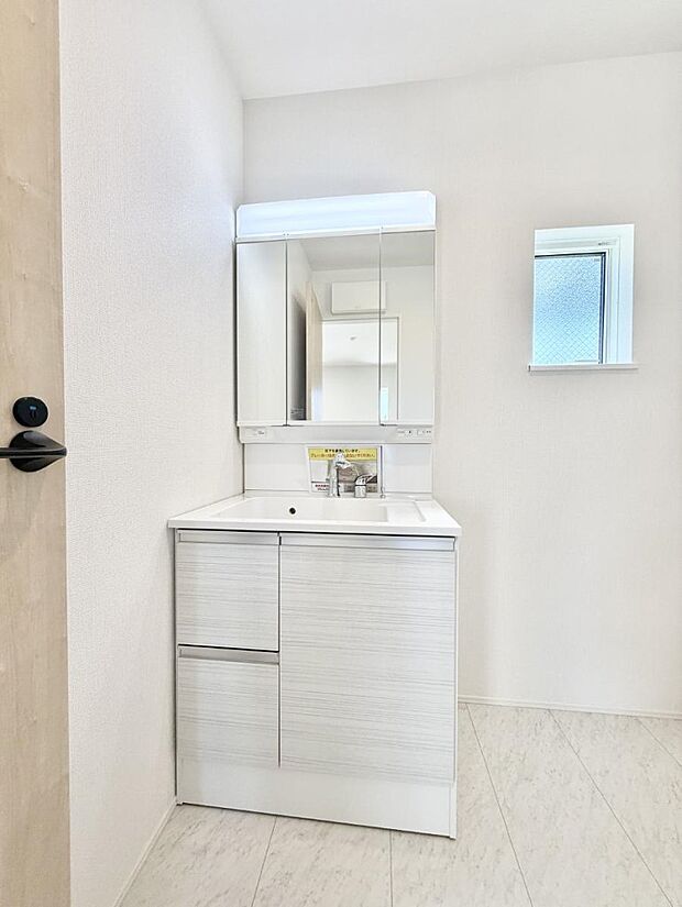 ■明るい洗面所は毎朝の歯磨きも楽しくできちゃいそうです♪