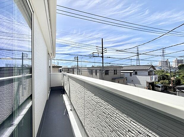 ■ 心地よい風と光を感じる、くつろぎのバルコニー