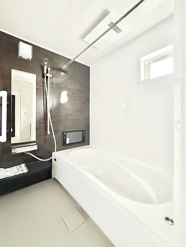 ■落ち着いた色合いの壁面、ゆっくり寛げるバスルーム