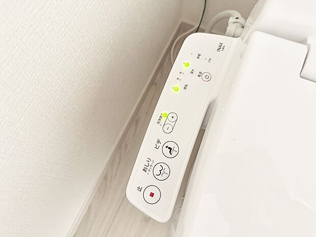 ■温水洗浄で快適、清潔感が保たれるシャワートイレ