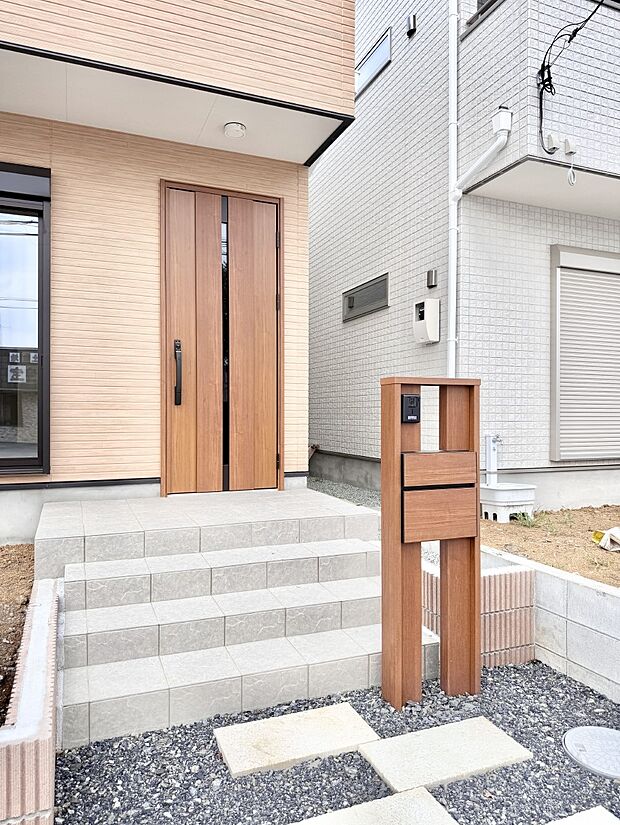 ■ シンプルで美しく、住まいの第一印象を彩る玄関です