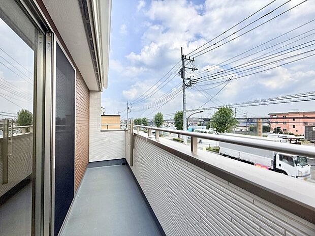 ■ 心地よい風と光を感じる、くつろぎのバルコニー