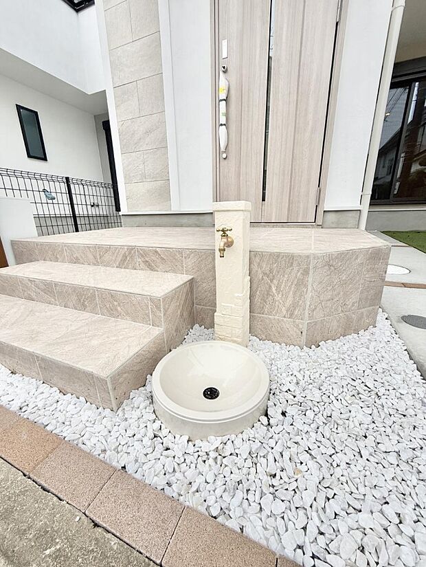 ■ガーデニングや洗車などの際に大活躍な屋外立水栓