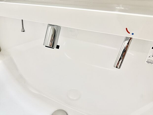 ■細かい部分まで洗いやすく便利なハンドシャワー付き