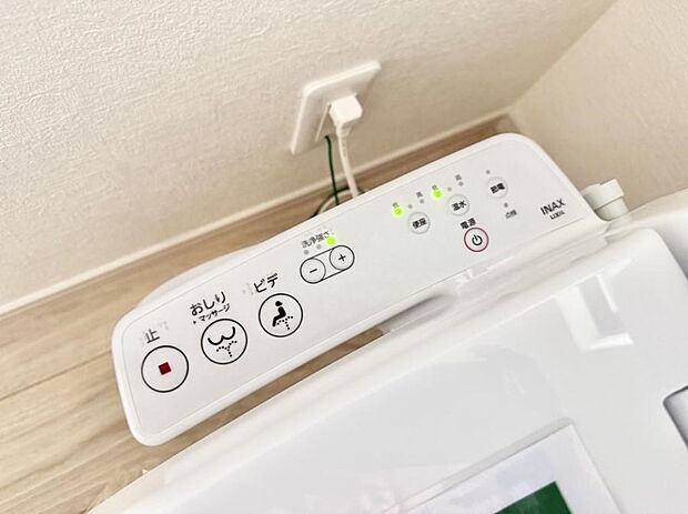 ■温水洗浄で快適、清潔感が保たれるシャワートイレ