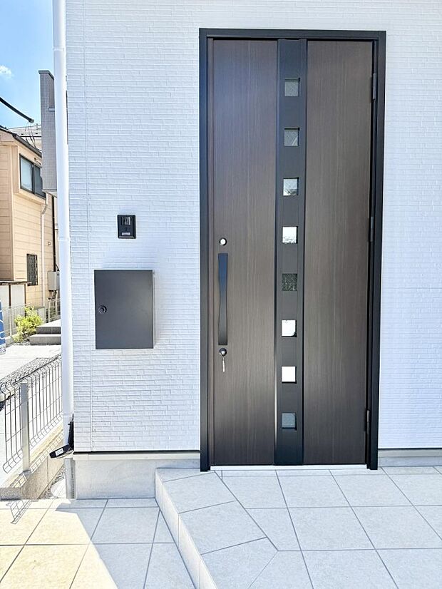 ■ シンプルで美しく、住まいの第一印象を彩る玄関です