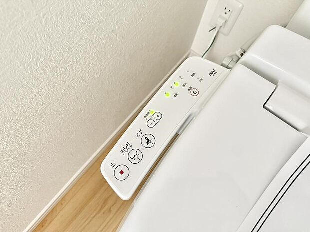 ■温水洗浄で快適、清潔感が保たれるシャワートイレ