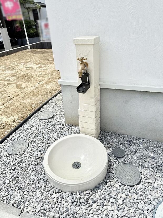 ■ガーデニングや洗車などの際に大活躍な屋外立水栓  