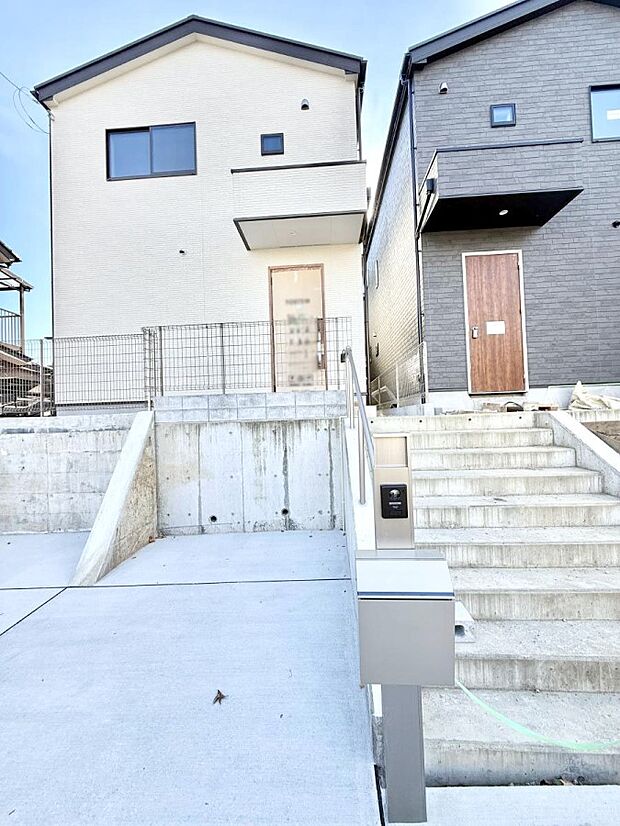 ■ シンプルで美しく、住まいの第一印象を彩る玄関です