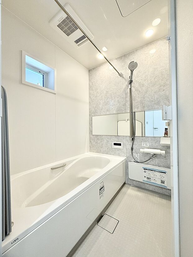 ■落ち着いた色合いの壁面、ゆっくり寛げるバスルーム