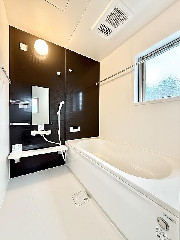 ■落ち着いた色合いの壁面、ゆっくり寛げるバスルーム