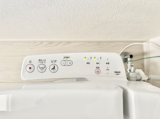 ■温水洗浄で快適、清潔感が保たれるシャワートイレ
