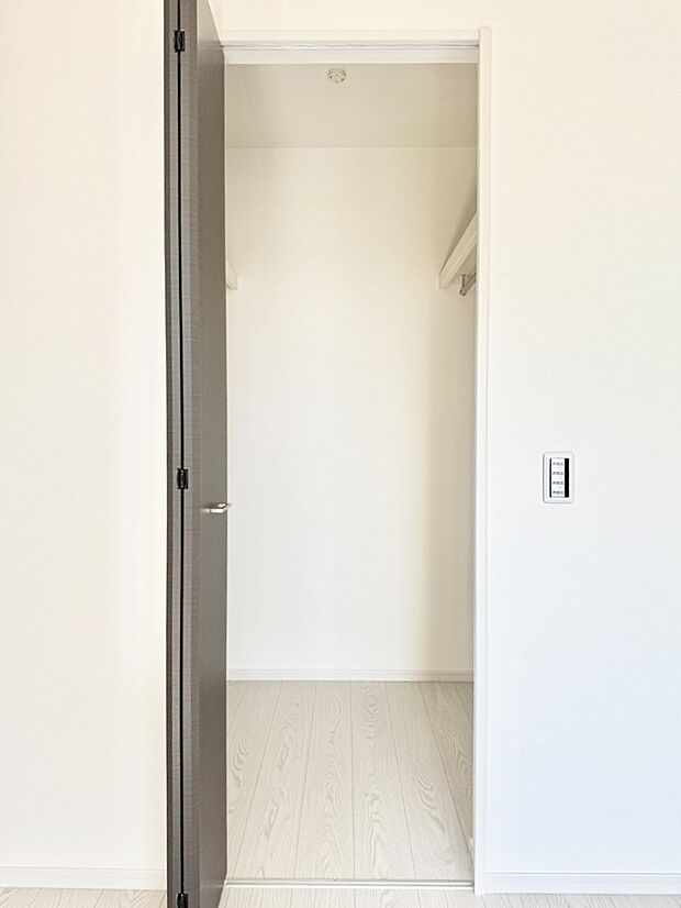 ■季節の洋服も、思い出の小物もすっきり収納できるウォークインクローゼット付  