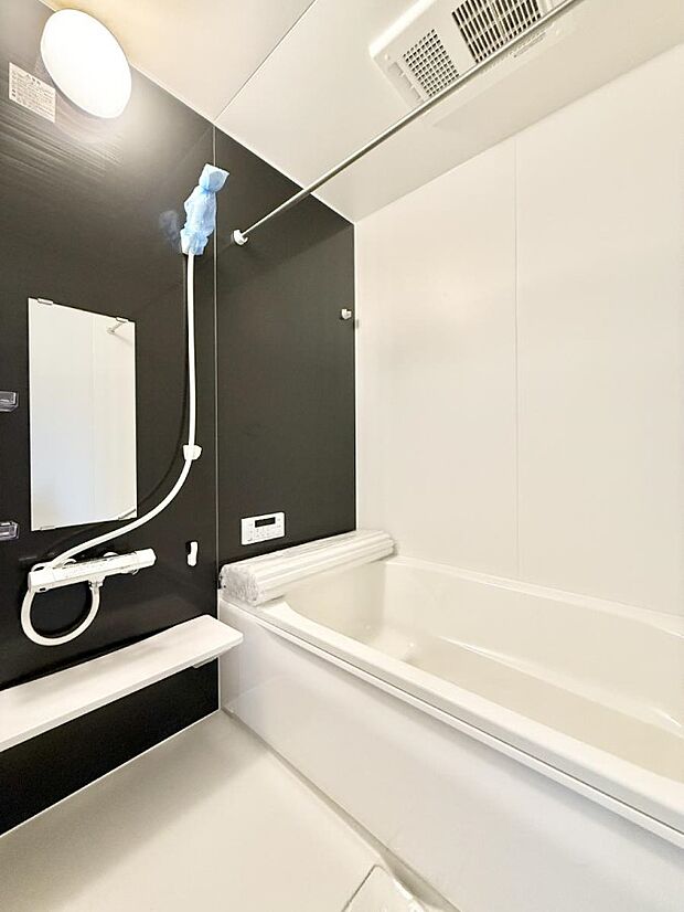 ■落ち着いた色合いの壁面、ゆっくり寛げるバスルーム