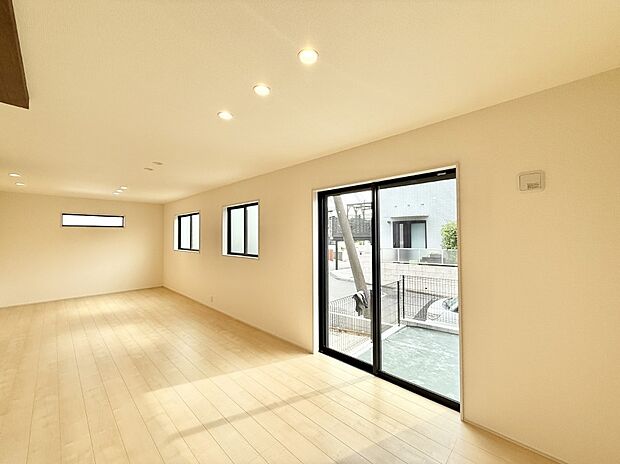 ■自然の光が差し込み、明るい空間が広がります