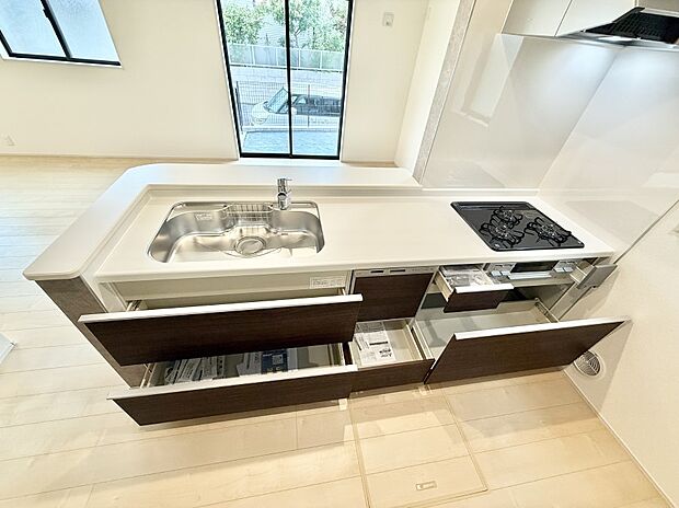 ■収納力豊富なシステムキッチンです！  