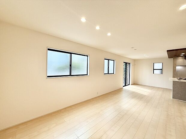 ■家具を置いてもゆったり過ごせる広さのリビング  