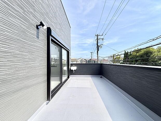 ■ 心地よい風と光を感じる、くつろぎのバルコニー