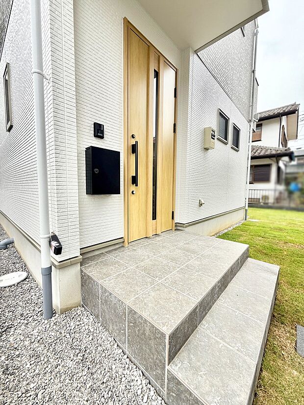 ■ シンプルで美しく、住まいの第一印象を彩る玄関です