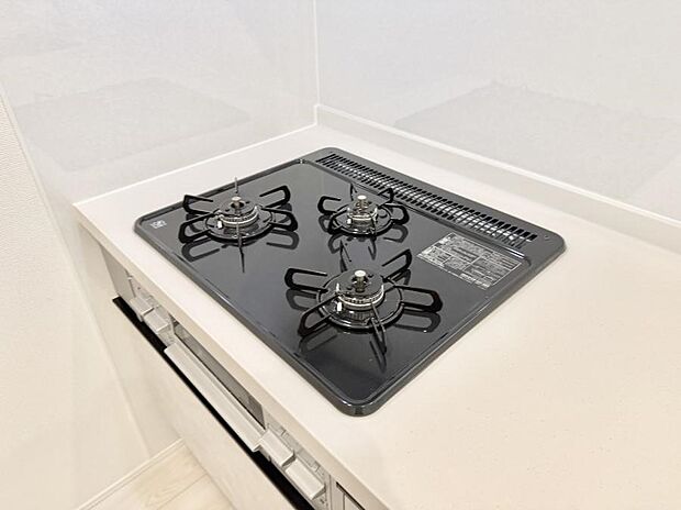 ■3口コンロのシステムキッチンで料理の手順もスムーズに