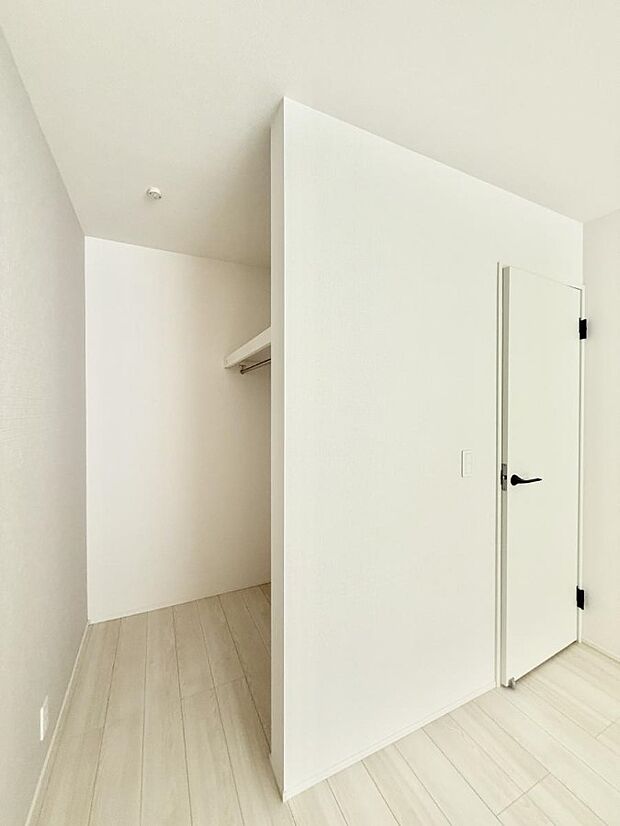 ■季節の洋服も、思い出の小物もすっきり収納できるウォークインクローゼット付  