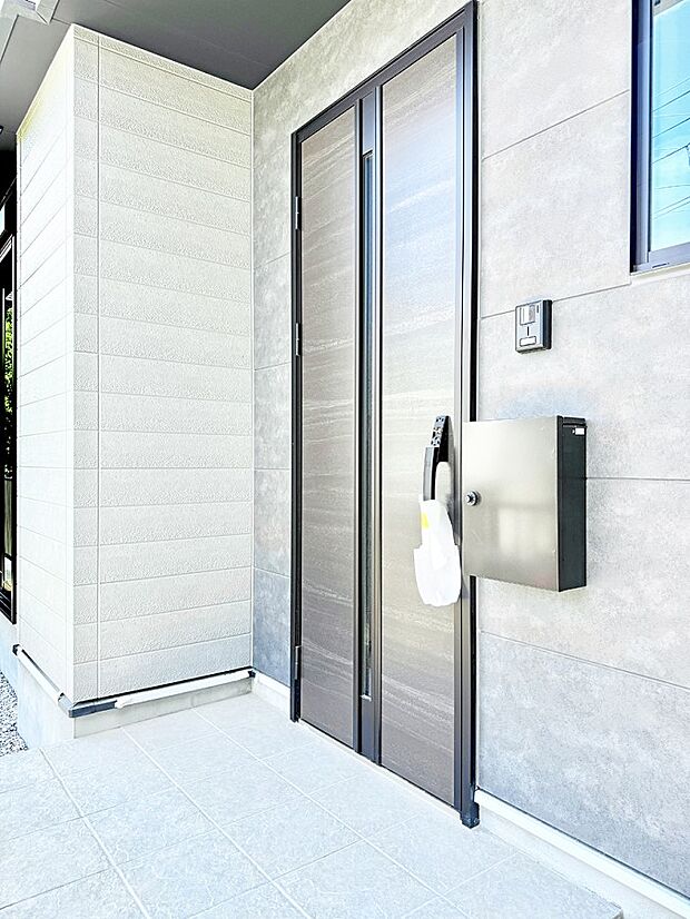 ■ シンプルで美しく、住まいの第一印象を彩る玄関です