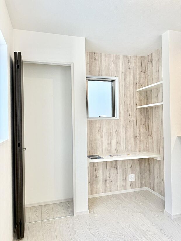 ■勉強・テレワークなど様々な用途で使えるカウンター付き  