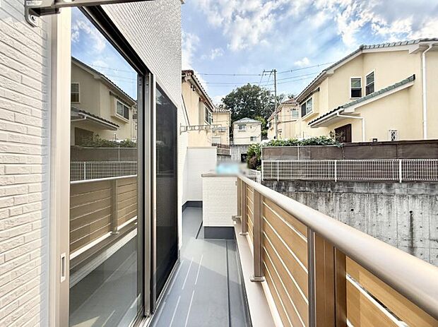 ■ 心地よい風と光を感じる、くつろぎのバルコニー