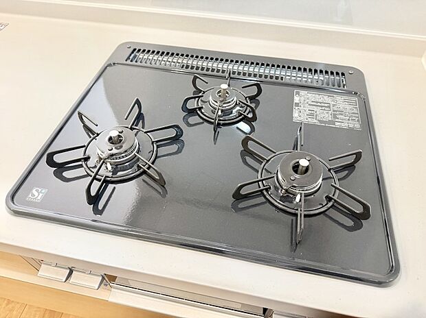 ■3口コンロのシステムキッチンで料理の手順もスムーズに