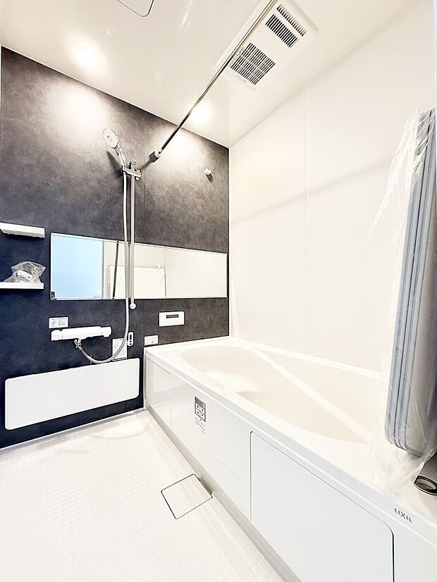 ■落ち着いた色合いの壁面、ゆっくり寛げるバスルーム