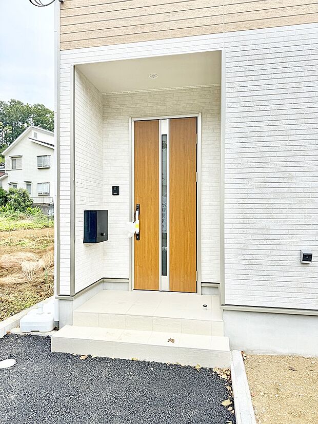 ■ シンプルで美しく、住まいの第一印象を彩る玄関です